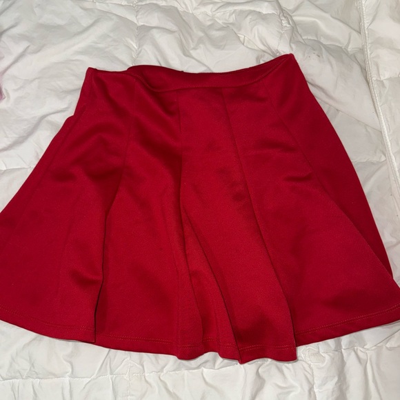Red pleated skirt - Picture 2 of 4